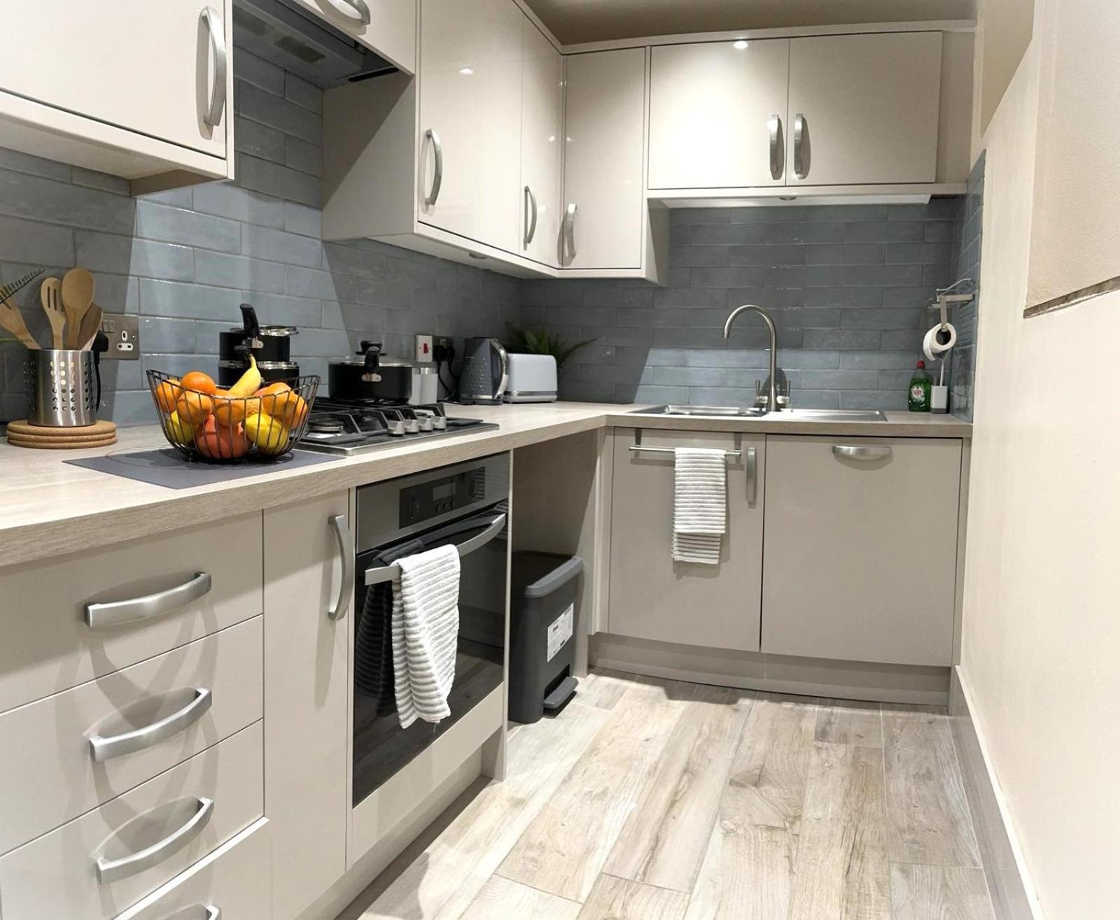Large Cosy 2 Bedroom Ground Floor Flat In Stevenage Sg1 Sleeps 4-5 Free Parking 외부 사진